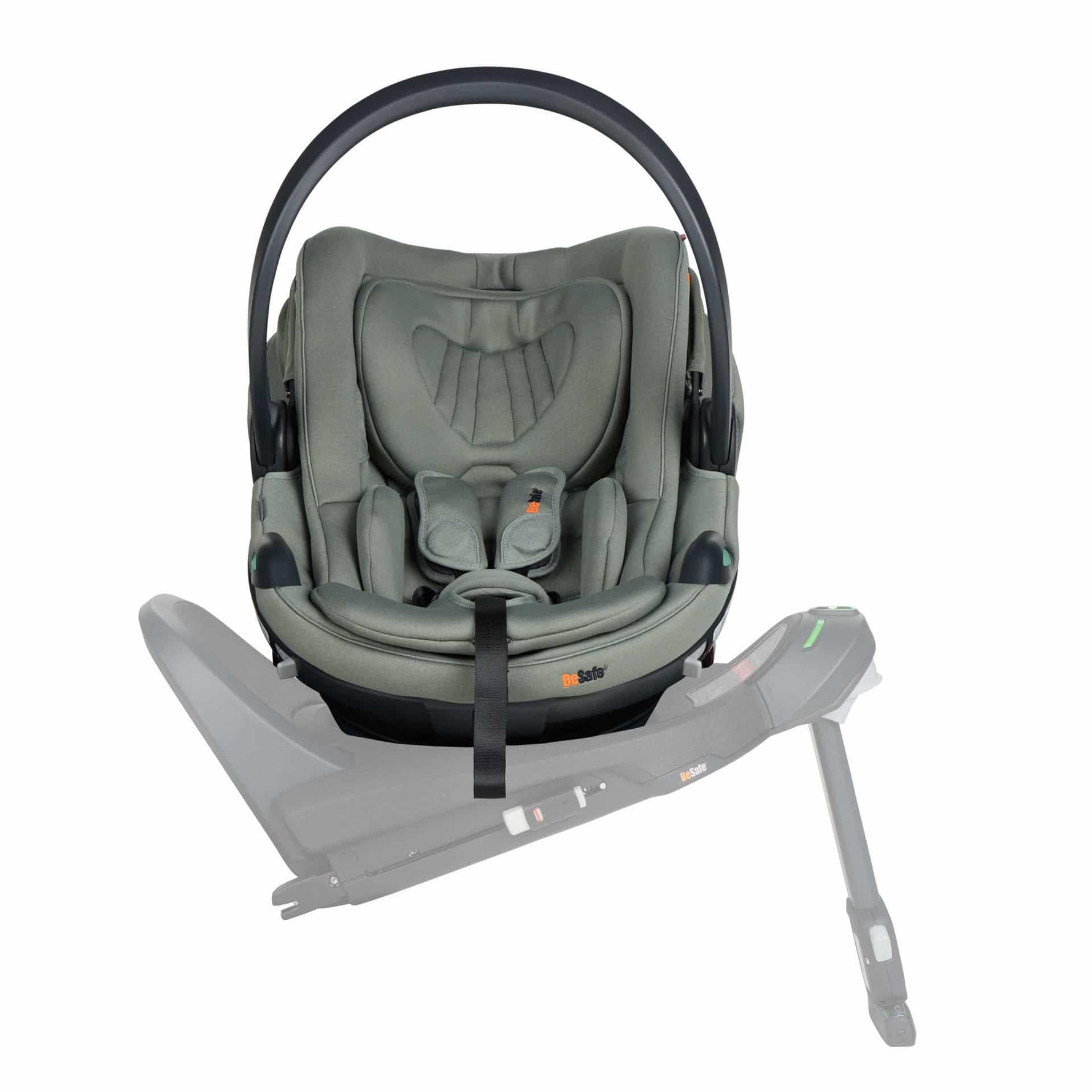 Instalada na Base Beyond ISOFIX — BeSafe Cadeira Auto Go Beyond 2 Meadow Green SoftBreeze