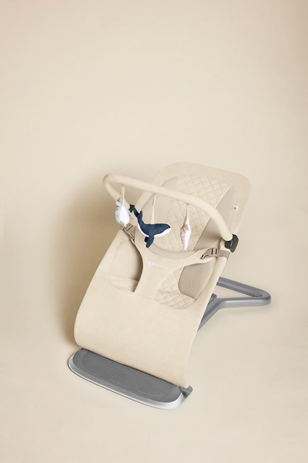 Ergobaby Barra de Brinquedos para Espreguiçadeira Evolve - Maravilhas do Mar Creme