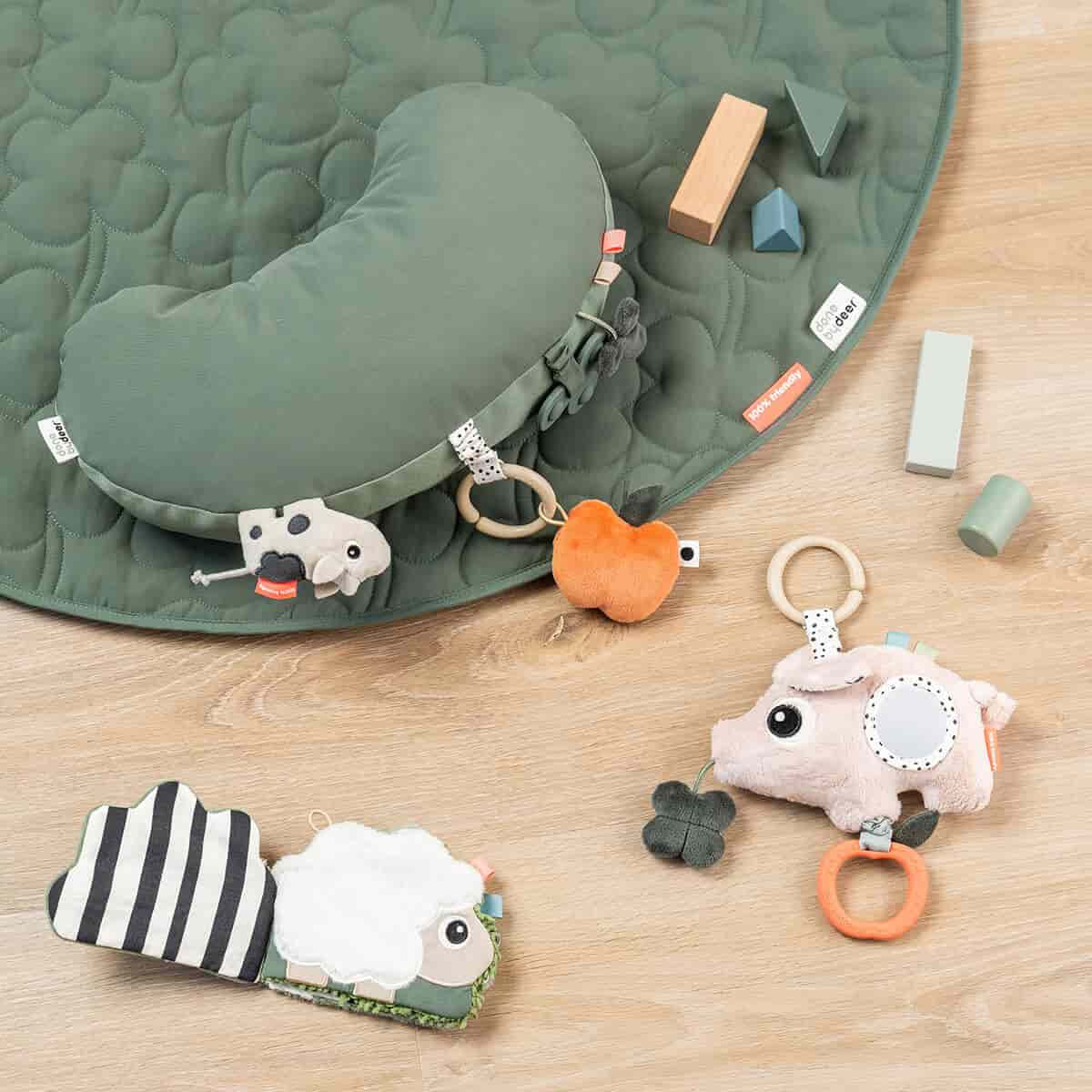 Done by Deer Peluche de actividades sensorial Pigee Rosa