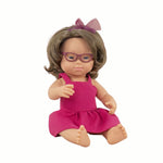 Boneca Caucasiana com Síndrome de Down e Óculos 38 cm My Friends & Me da Miniland - A partir dos 3 anos