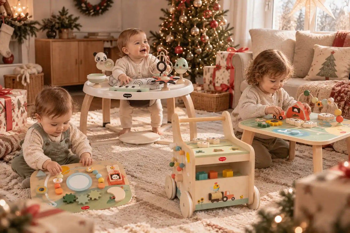 Presentes de Natal para bebés e crianças Bonabebe, com brinquedos educativos de madeira Tiny Love e crianças a brincar junto à árvore de Natal.