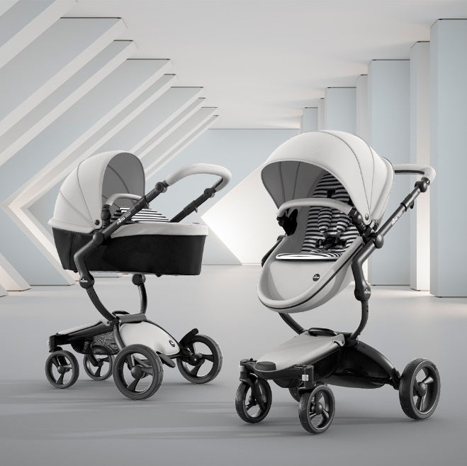 Mima Xari Carrinho de Passeio Chassi Preto + Assento Branco + Starter Pack Branco e Preto