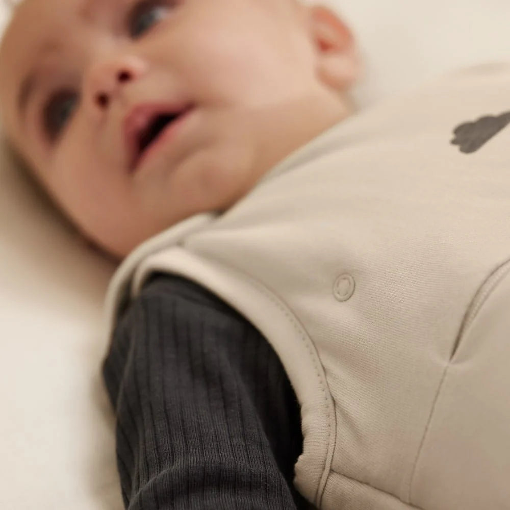 SnuzPouch Saco de dormir 0-6 meses Tog 0.5 - Sand Cloud