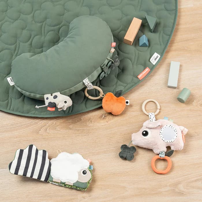 Done by Deer Brinquedo para tummy time Tiny farm Verde