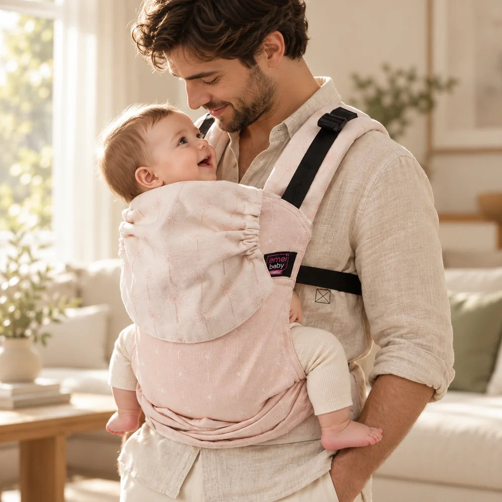 Pai com bebé no marsúpio Emeibaby rosa com brilho em casa