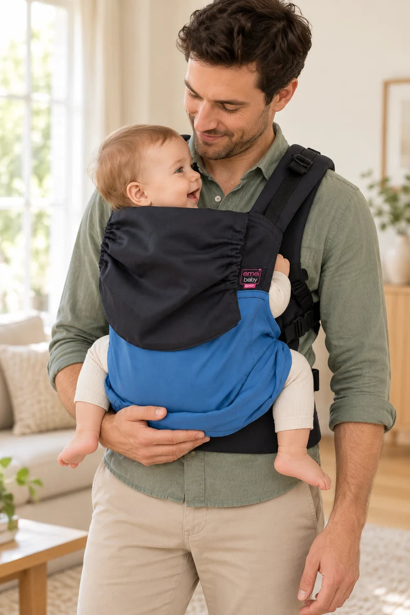 Homem com bebé no porta-bebé Emeibaby Easy Blue Black Baby Size em casa