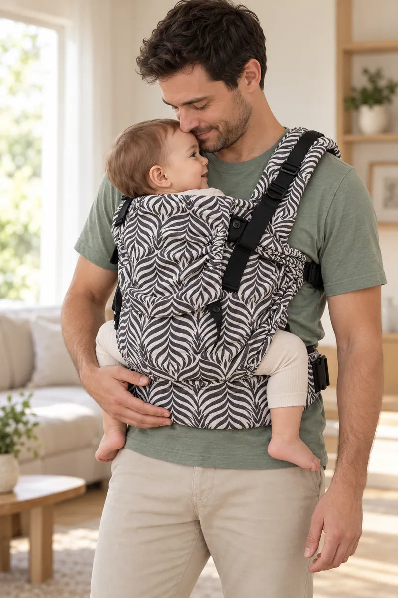 Homem com bebé no marsúpio Emeibaby Easy Leaves Dark Baby Size em casa