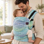 Pai com bebé na mochila Emeibaby Easy Baby Size em casa
