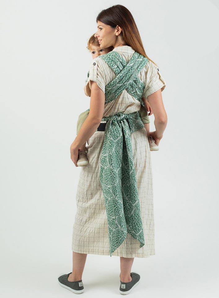 Isara Quick Half Buckle Mochila Portabebé - Majestic Green Forest