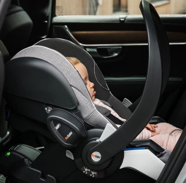 bebe na cadeirinha de bebe