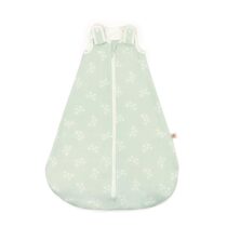 Este produto é da marca Ergobaby e é um saco de dormir On The Move, na cor Starry Mint. É ideal para bebés entre 6 e 18 meses e tem uma função de manter o bebé aquecido e confortável durante a noite. Além disso, é fácil de transportar e tem um design moderno e atraente.