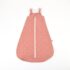 Este produto é da marca Ergobaby e é um saco de dormir On The Move, na cor rosa com corações. É ideal para bebés entre 6 e 18 meses e tem uma função de aquecimento de 0,5 TOG. É perfeito para manter o bebé aquecido e confortável durante a noite.