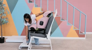 Se o automóvel não tiver ISOFIX basta recolher o pé de apoio e fixá-la com o cinto de segurança