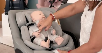 Maxi-Cosi Mica 360 Pro - Retiramos as folgas restantes, puxando até que o arnês fique firme