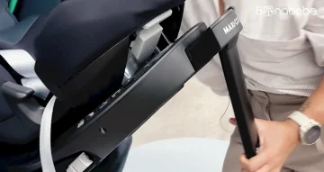 Cadeira Auto Maxi-Cosi Emerald 360 S - Deve-se carregar no botão do pé de apoio para o recolher